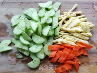 玉米笋黄瓜小炒的做法步骤：1