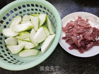 丝瓜瘦肉汤的做法步骤：1
