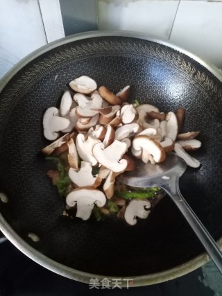 香菇炒肉的做法步骤：8
