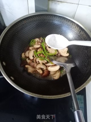 香菇炒肉的做法步骤：9