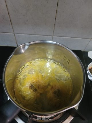 牛奶菊花冻饮的做法步骤：4