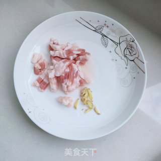 五花肉炒韭苔的做法步骤：2