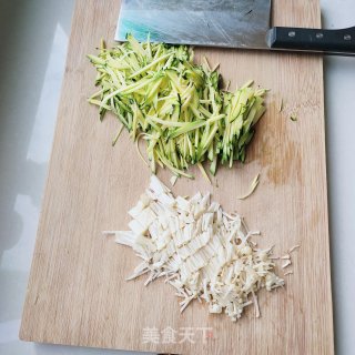 金针菇、南瓜鸡蛋饼的做法步骤：2