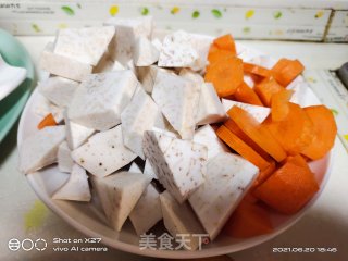 芋头咖喱鸡肉盖烧饭的做法步骤：2