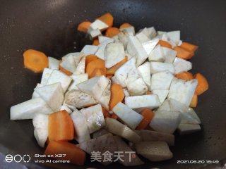 芋头咖喱鸡肉盖烧饭的做法步骤：3