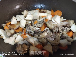 芋头咖喱鸡肉盖烧饭的做法步骤：4