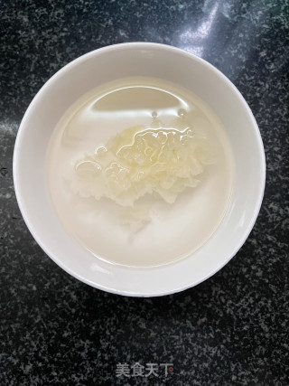 木瓜银耳炖牛奶的做法步骤：1