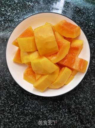 木瓜银耳炖牛奶的做法步骤：2