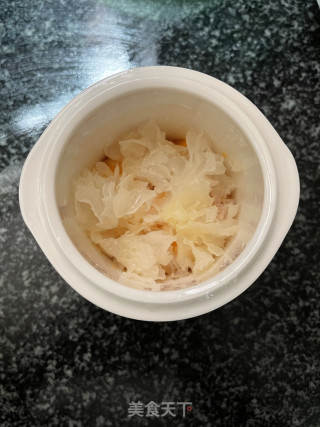 木瓜银耳炖牛奶的做法步骤：4