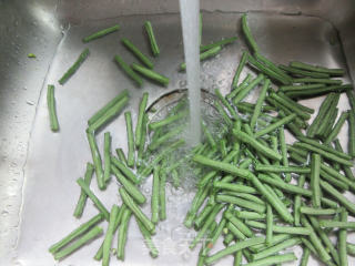 榨菜丝炒豇豆的做法步骤：2