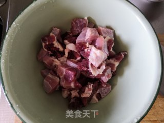 酸菜烧牛腩的做法步骤：1