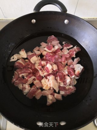 酸菜烧牛腩的做法步骤：2