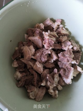 酸菜烧牛腩的做法步骤：3