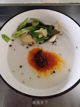 酸菜烧牛腩的做法步骤：7