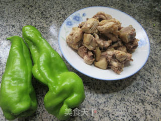皱皮椒炒鸡块的做法步骤：1