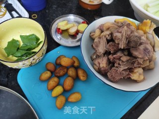 黄皮焖鸭的做法步骤：1