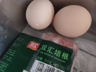 培根辣椒末炒鸡蛋的做法步骤：1