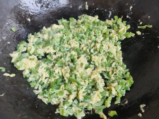 培根辣椒末炒鸡蛋的做法步骤：8