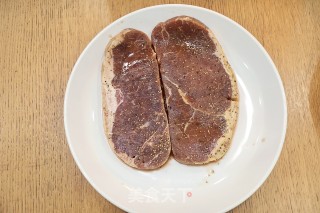 青红椒牛排串的做法步骤：1