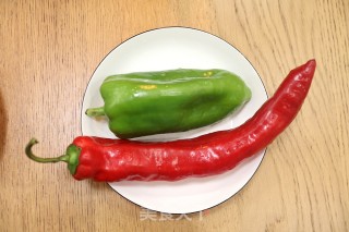 青红椒牛排串的做法步骤：2