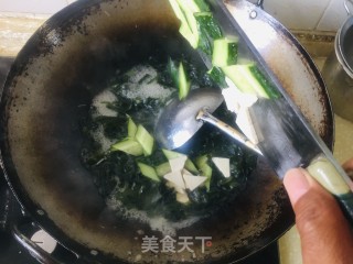 海菜青瓜豆腐汤的做法步骤：2