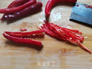 红辣椒炒肉丝的做法步骤：1
