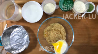 抹茶酸奶慕斯蛋糕，咸香的芝士饼干，酸甜的酸奶、清新微苦的抹茶。的做法步骤：2