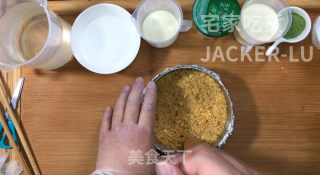抹茶酸奶慕斯蛋糕，咸香的芝士饼干，酸甜的酸奶、清新微苦的抹茶。的做法步骤：3