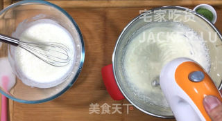 抹茶酸奶慕斯蛋糕，咸香的芝士饼干，酸甜的酸奶、清新微苦的抹茶。的做法步骤：7
