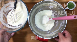 抹茶酸奶慕斯蛋糕，咸香的芝士饼干，酸甜的酸奶、清新微苦的抹茶。的做法步骤：9