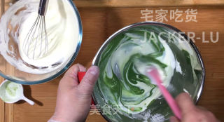 抹茶酸奶慕斯蛋糕，咸香的芝士饼干，酸甜的酸奶、清新微苦的抹茶。的做法步骤：11
