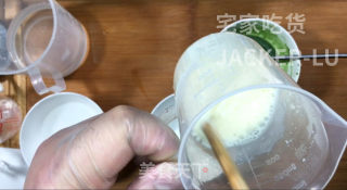 抹茶酸奶慕斯蛋糕，咸香的芝士饼干，酸甜的酸奶、清新微苦的抹茶。的做法步骤：19