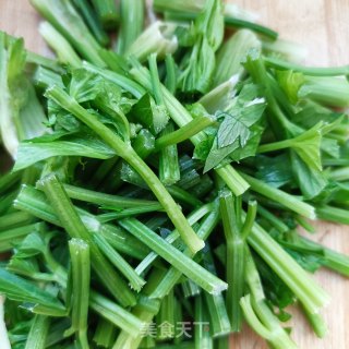 子姜炒芹菜的做法步骤：1