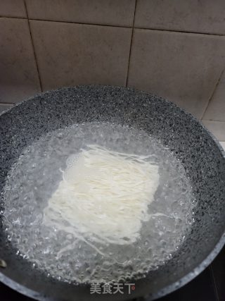 肉卷汤面的做法步骤：3