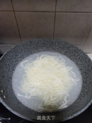 肉卷汤面的做法步骤：4