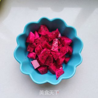 葡萄干火龙果拌酸奶的做法步骤：2