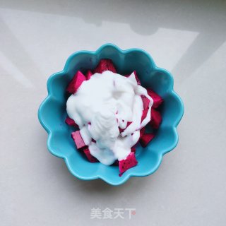 葡萄干火龙果拌酸奶的做法步骤：3