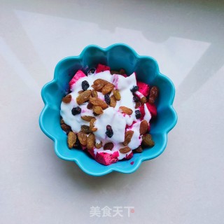 葡萄干火龙果拌酸奶的做法步骤：4