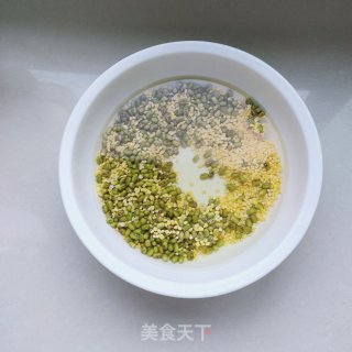 玉米碴子绿豆粥的做法步骤：2