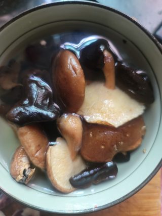 黑木耳香菇蒸鸡的做法步骤：2
