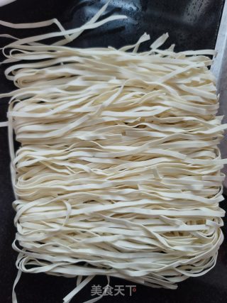 卤肉拌面的做法步骤：1