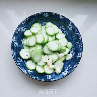 猪油炒丝瓜的做法步骤：1