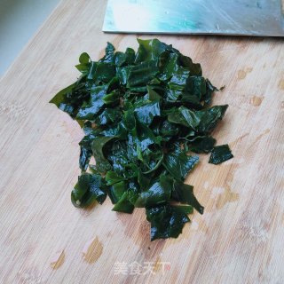 裙带菜豆腐汤的做法步骤：2