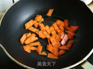 黄瓜炒胡萝卜的做法步骤：3
