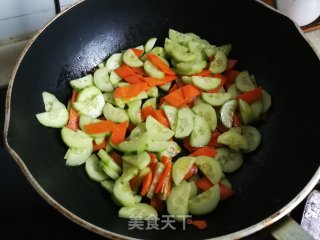 黄瓜炒胡萝卜的做法步骤：4