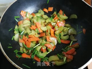 黄瓜炒胡萝卜的做法步骤：5