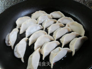 牛肉馅锅贴的做法步骤：12