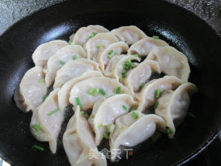 牛肉馅锅贴的做法步骤：14