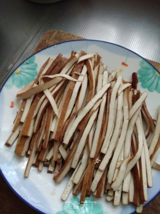 孜然香干的做法步骤：2