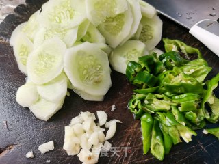 黄瓜炒肉片的做法步骤：1